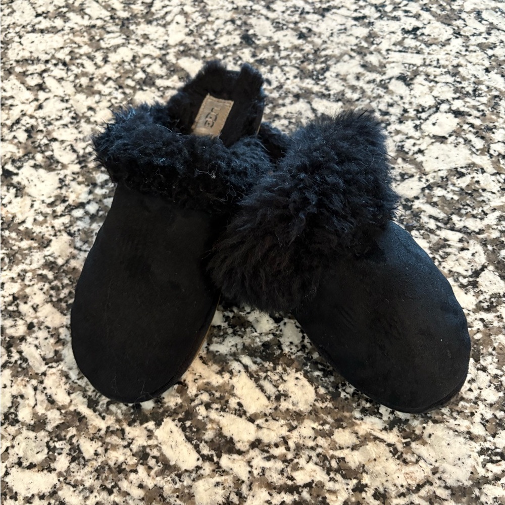 Black Ugg Scuffette II Slipper